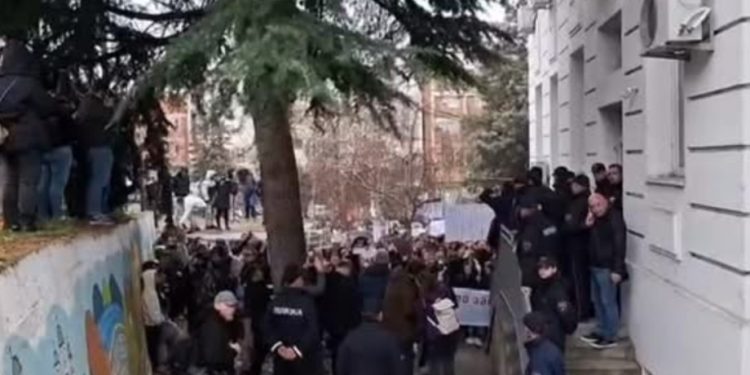 Protesta në Koaçan pas tragjedisë së rëndë: Sulmohen me gurë lokalet