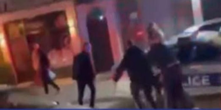 Policia: Rrahje mes shoferëve të autobusëve që janë në grevë, arrestohen 5 persona