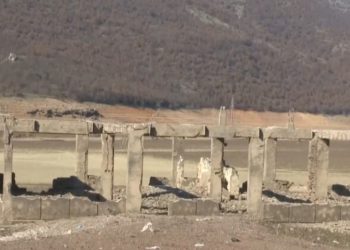 Thahet liqeni i Vërmicës, dalin në pah piramidat ndarëse dhe pika e kufirit