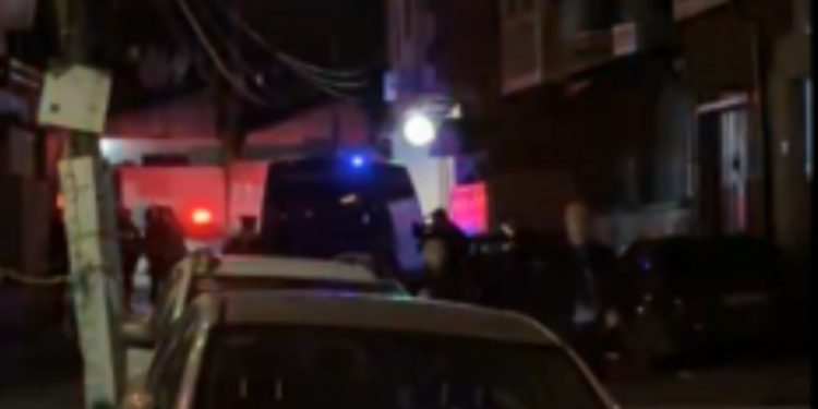 Raportohet se vdes njëri nga të plagosurit nga gjuajtja me armë zjarri në Prishtinë