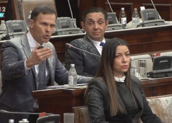 Kaos në seancën e Kuvendit të Serbisë, Brnabiq dhe ministrat janë goditur me vezë, shishe me ujë dhe lëngje të ndryshme