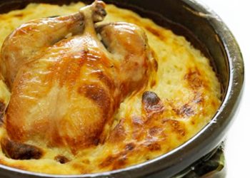 Tavë kosi me mish pule – receta shtëpie me aromë të mrekullueshme