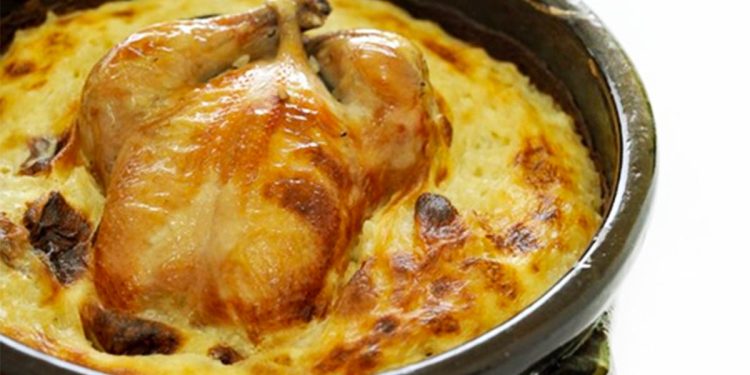 Tavë kosi me mish pule – receta shtëpie me aromë të mrekullueshme