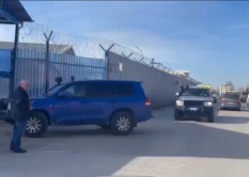 “Thaçi, Thaçi”, ish-presidenti pritet me brohoritma nga qytetarët, derisa futet në selinë e EULEX-it