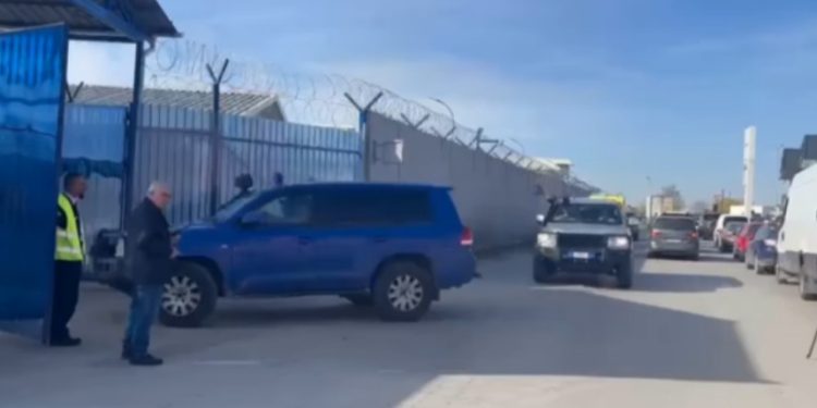 “Thaçi, Thaçi”, ish-presidenti pritet me brohoritma nga qytetarët, derisa futet në selinë e EULEX-it