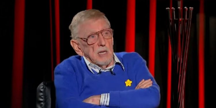 Walker: Flamurin e UÇK-së e mbaj në dhomë të ndejës në shtëpinë time