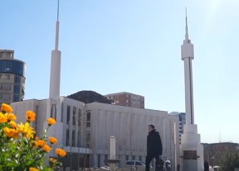 Video/Xhamia e Ballies në Elbasan objekti i kultit më i bukur në vitin 2025