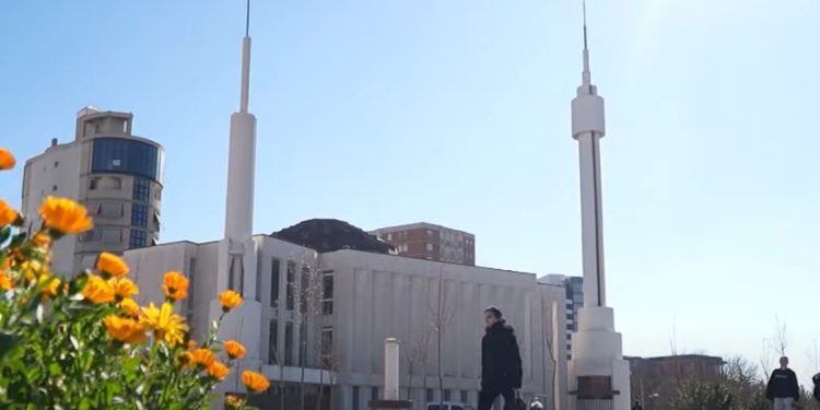 Video/Xhamia e Ballies në Elbasan objekti i kultit më i bukur në vitin 2025