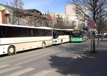 Transportuesit nga Podujeva ndërpresin grevën, arrijnë marrëveshje me komunën