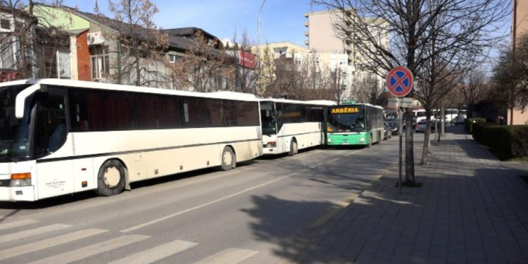 Transportuesit nga Podujeva ndërpresin grevën, arrijnë marrëveshje me komunën