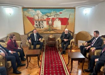 Baca Rifat e thumbon ministrin Sveçla: “‘A po e ngon kënd, a veç veten?!