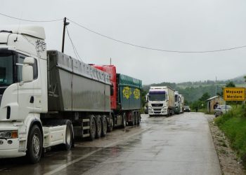 Kolona të gjata kamionësh në Merdarë: Shoferët në pritje prej tre ditësh