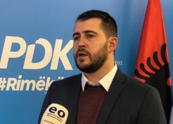 Lushtaku pas moslejimit të Thaçit në varrimin e babait: Specialja, çdo gjë tjetër është veç Gjykatë e drejtësisë jo!