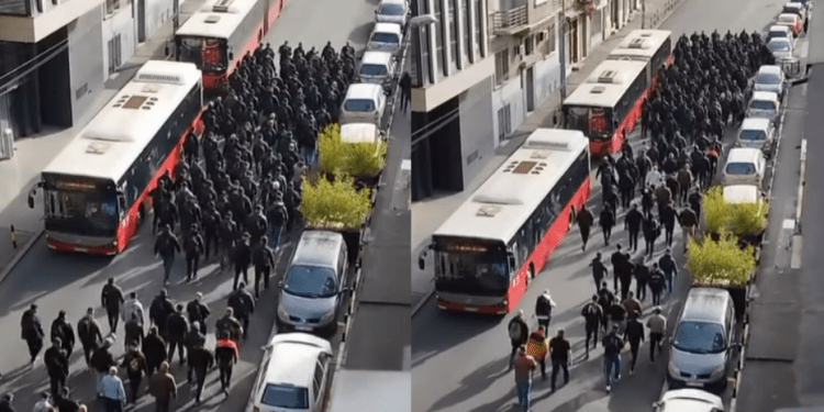 Vidoe/ Persona të maskuar dhe të veshur marshojnë nëpër Beograd