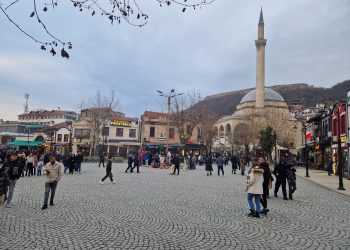 Ekskluzive: Policia ndalon dhe shoqëron disa pelegrinë serbë në Shatërvan në Prizren