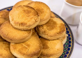 Biskota të shkrifëta me krem qumështi – receta e shpejtë me 3 përbërës