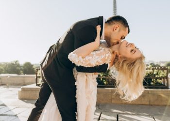 Një burrë i mençur nuk i zgjidh problemet tuaja, por tregon se jeni e aftë t’i kapërceni ato