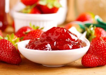 Reçel me luleshtrydhe – shije fantastike në 30 minuta