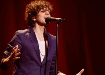 Ermal Meta në kopertinën e revistës së famshme italiane “Vanity Fair Italia”: Historia e këngëtarit që adoptoi 2 vajza nga jetimorja në Shqipëri