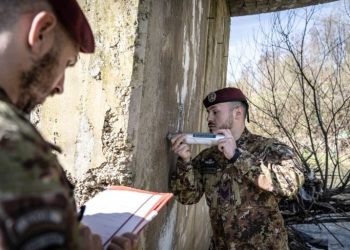 Ushtarët italianë të KFOR-it inspektojnë urat në Pejë, Klinë e Gjakovë