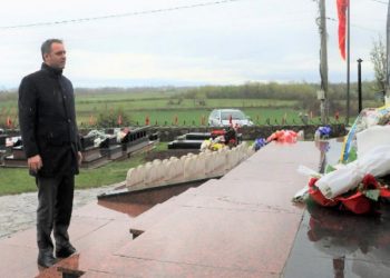 Konjufca bënë homazhe në Lybeniq: Na mundon fakti që edhe pas 26 vitesh nuk ka drejtësi