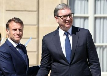 Macroni nuk i lëshon pe Vuçiqit për Kosovën