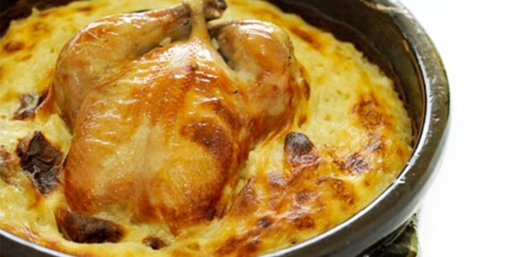 Pulë e pjekur në kos – Si të përgatisni recetën me shije dhe aromë të përsosur