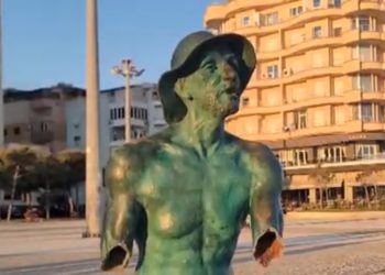 “Peshkatarit” i presin krahët! Dëmtohet skulptura urbane në shëtitoren “Taulantia” në Durrës
