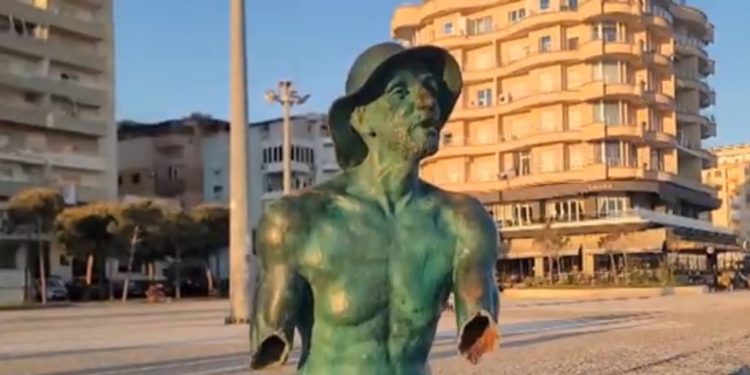 “Peshkatarit” i presin krahët! Dëmtohet skulptura urbane në shëtitoren “Taulantia” në Durrës