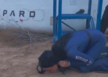 “Raketa e grave” e Jeff Bezos kthehet nga hapësira, Katy Perry puth tokën