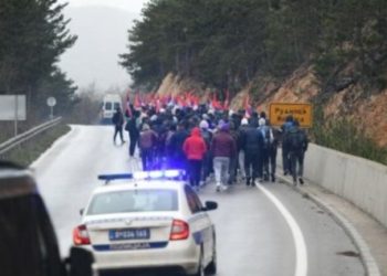 Serbët nisen nga Kosova në këmbë për në tubimin e Vuçiqit në Beograd