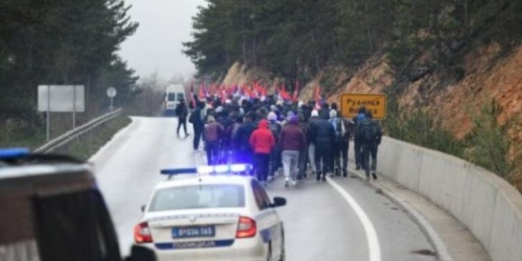 Serbët nisen nga Kosova në këmbë për në tubimin e Vuçiqit në Beograd