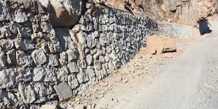 Turistët ankohen për rrugën! Rruga drejt Thethit e rrezikuar nga bllokimi prej rënies së gurëve