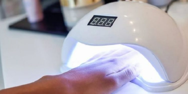 A plaken duart nga llamba e thonjve në sallonet e bukurisë?