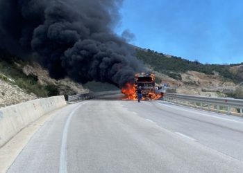 Merr flakë autobusi i linjës Tiranë-Sarandë, pasagjerët shpëtojnë