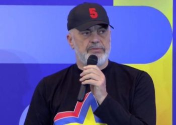 Rama me gratë në Kamzë, burrat i quan sërish çyryk: Janë tifozë që nuk ndryshojnë