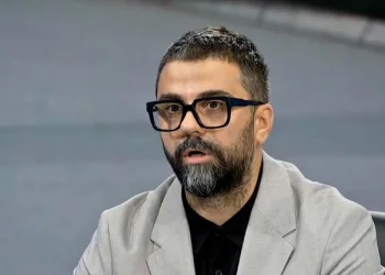 Ironizon Behrami: Kosova ia ka borxh VV-së me organizu referendum mbarëkombëtar për Albulenën
