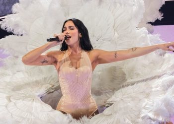 Dua Lipa dhe Elton John në listën e këngëtarëve që duan mbrojtje nga inteligjenca artificiale