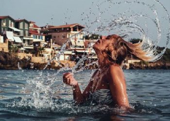 Si t’i mbroni flokët në verë nga uji i pishinës dhe i detit