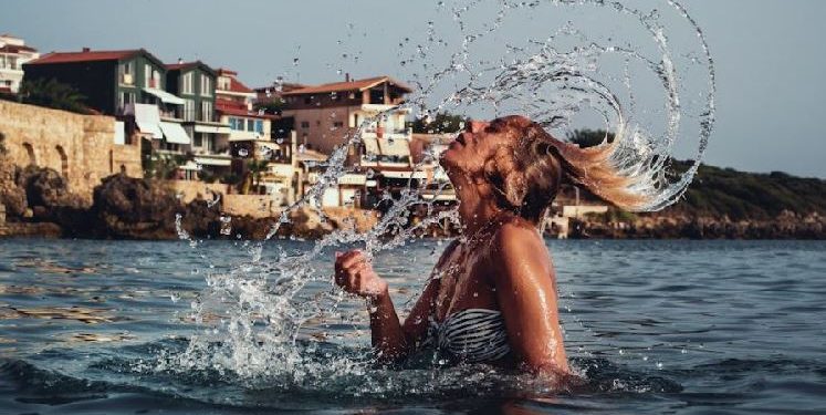 Si t’i mbroni flokët në verë nga uji i pishinës dhe i detit