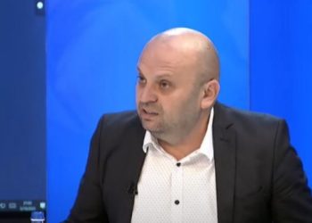 Ironizon Mushkolaj: Albulena Haxhiu heroinë, Shote Galica