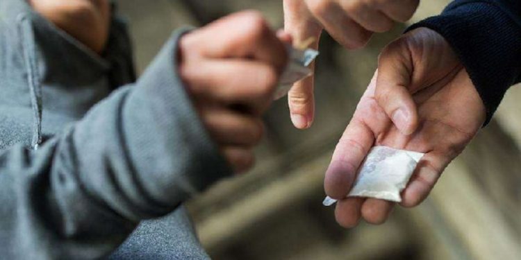 Avokati i Popullit ngre alarmin në Maqedoninë e Veriut: Fëmijë nën moshën 6 vjeç përdorin drogë