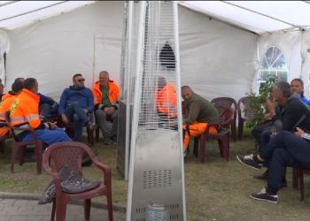 Punëtorët e “Pastrimit” vazhdojnë grevën për të shtatën ditë: S’tërhiqemi pa u plotësuar kërkesat