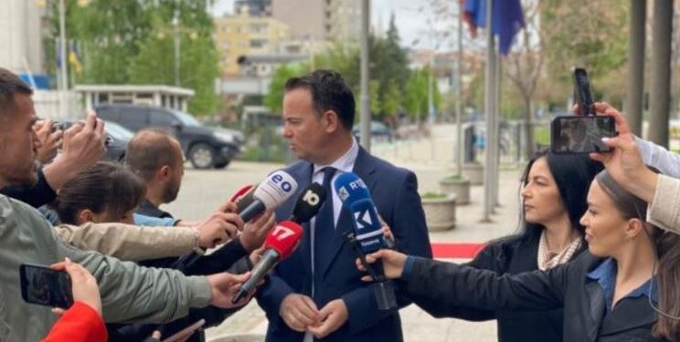 Peci e quan LDK-në “shoqëri aksionare”