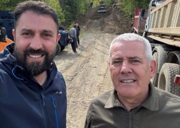 Bagerë e kamionë duke punuar në Veri, Sveçla dhe Krasniqi shkojnë atje: Policia e jonë e ka mbështetjen e plotë