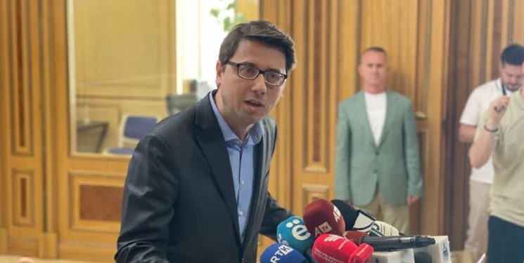Murati sërish shpjegon Kushtetutën, thotë se vota e deputetit nuk duhet detyruar