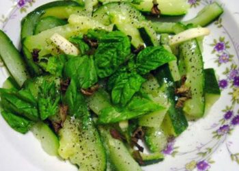 Sallatë me kungulleshka, nenexhik dhe borzilok