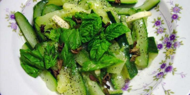 Sallatë me kungulleshka, nenexhik dhe borzilok