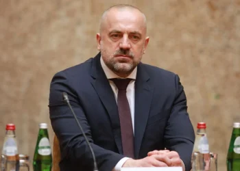 Barrikadat në veri, lëshohet urdhërarrest ndërkombëtar për Radoiçiqin dhe 10 të dyshuar të tjerë