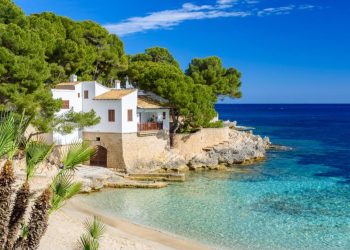 Spanja vendos kufij të rinj për pushuesit, ja çfarë